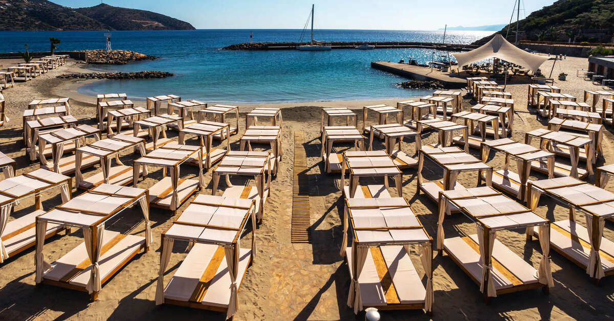Een foto van het strand bij Wyndham Grand Crete Mirabello Bay