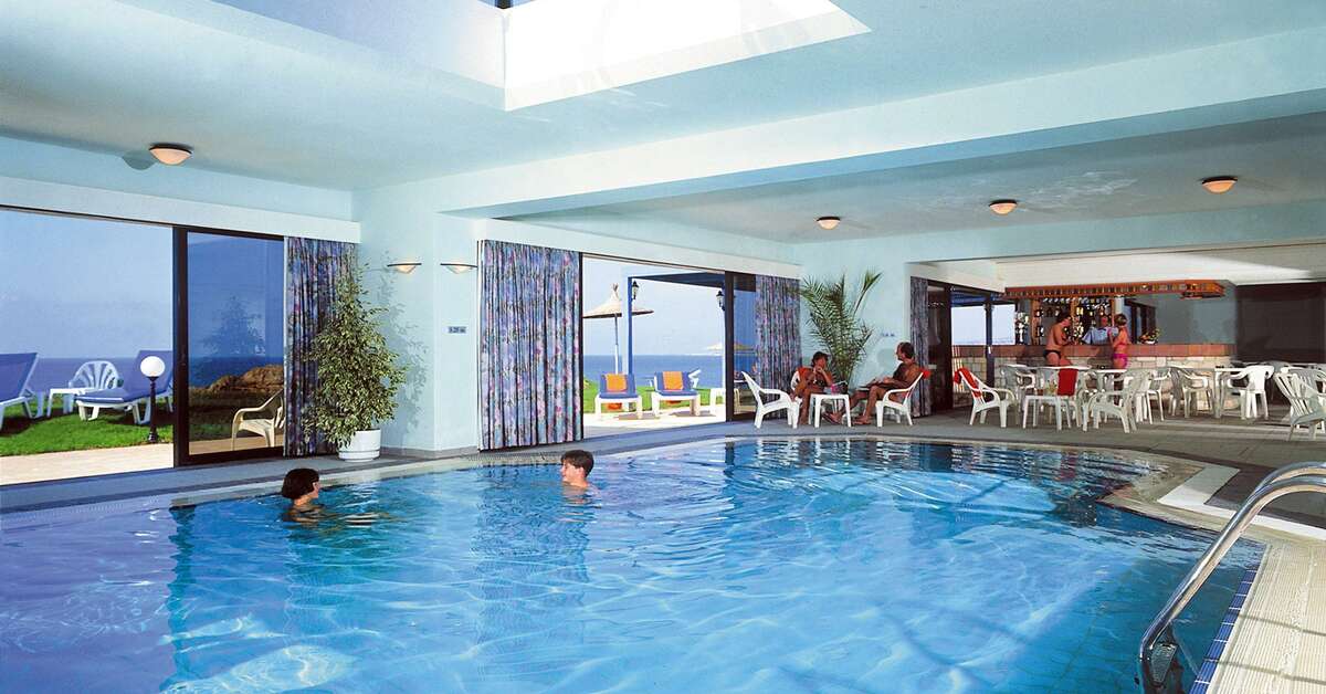 Een foto van het zwembad bij Hotel Queens Bay
