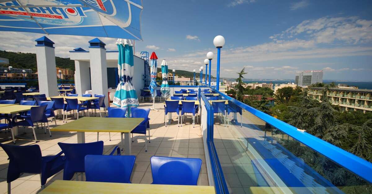 Een foto van het terras bij Hotel Aphrodite