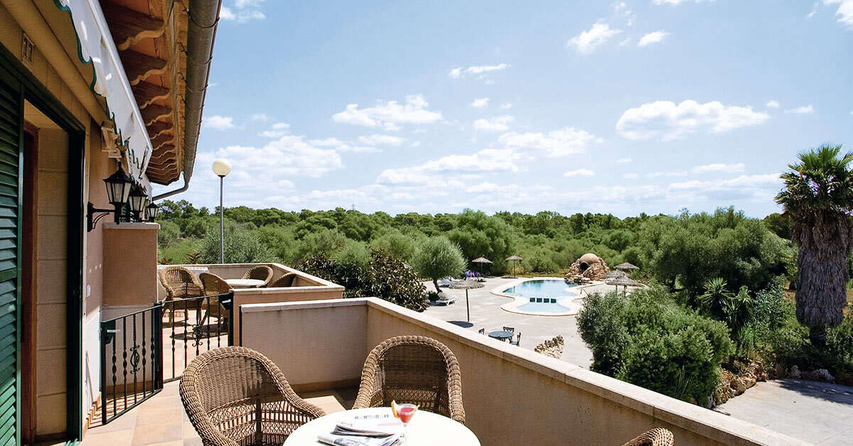 Een foto van het terras bij Hotel Sa Bassa Plana