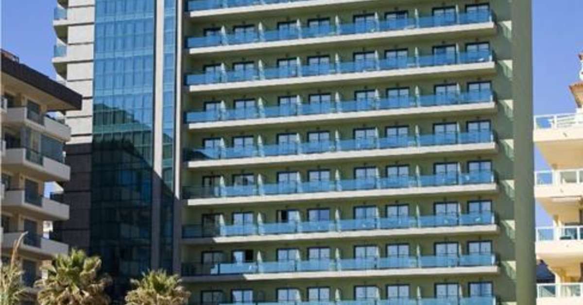 Een foto van de buitenkant van Leonardo Hotel Fuengirola