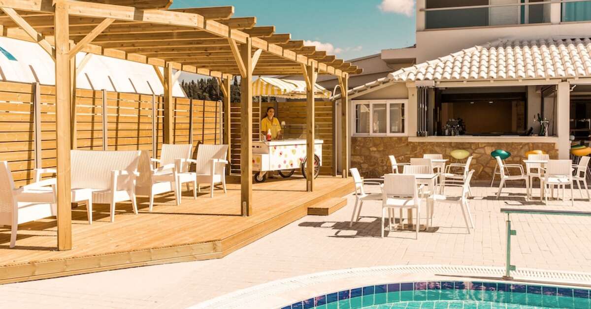 Een foto van het terras bij Hotel Mimosa