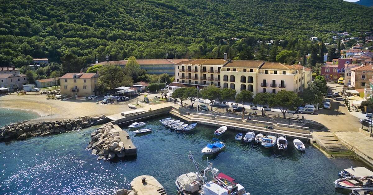 Een foto van de buitenkant van Hotel Mediteran