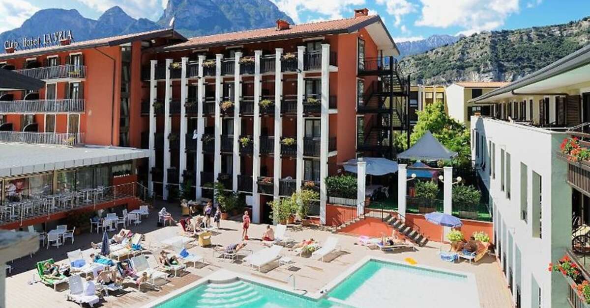 Een foto van het zwembad bij Club Hotel La Vela Torbole