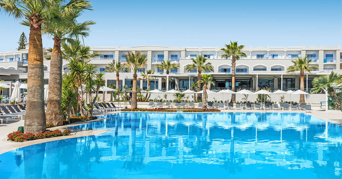 Een foto van het zwembad bij Mitsis Rodos Village Beach Hotel