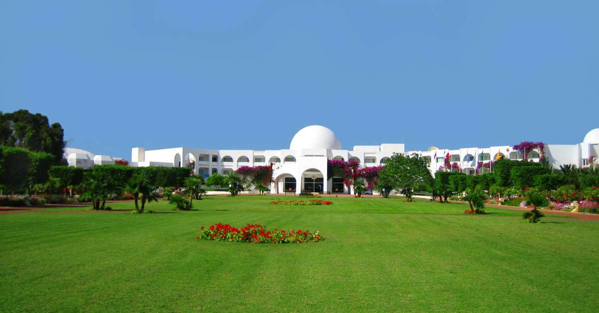Een foto van het terras bij Djerba Plaza Thalasso & Spa