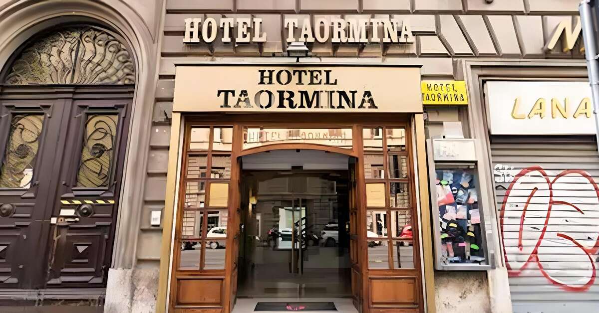 Een foto van de buitenkant van Hotel Taormina