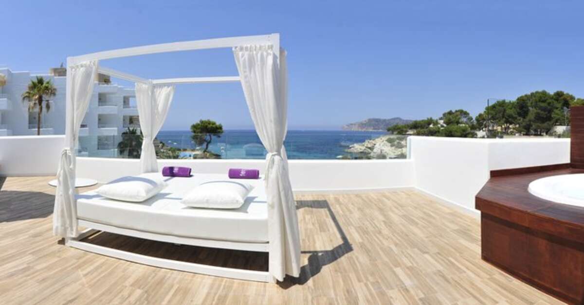 Ein Foto von der Außenansicht des Fergus Style Cala Blanca Suites