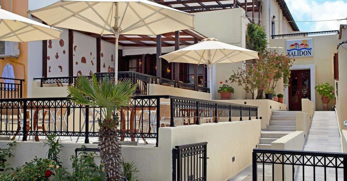Een foto van het terras bij Kalidon Beach Hotel