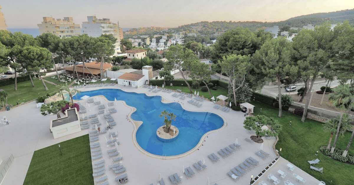Een foto van het zwembad bij BQ Belvedere Hotel