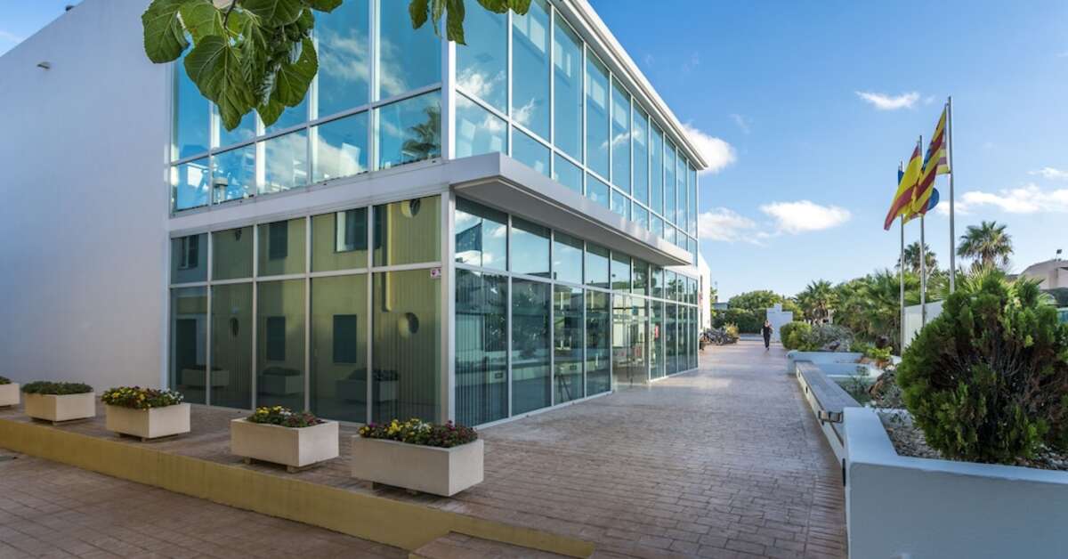 Een foto van de buitenkant van Cales de Ponent Appartementen