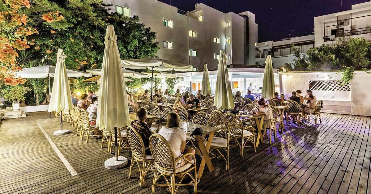 Een foto van het terras bij Sergios Hotel