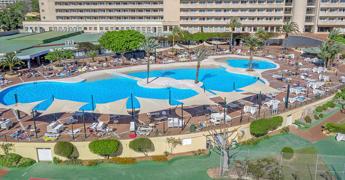 Een foto van het zwembad bij Club Cala Romani