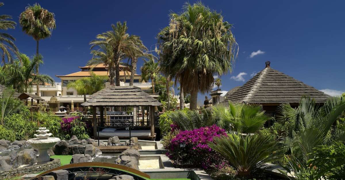 Een foto van de buitenkant van Regency Country Club Appartementen & Suites