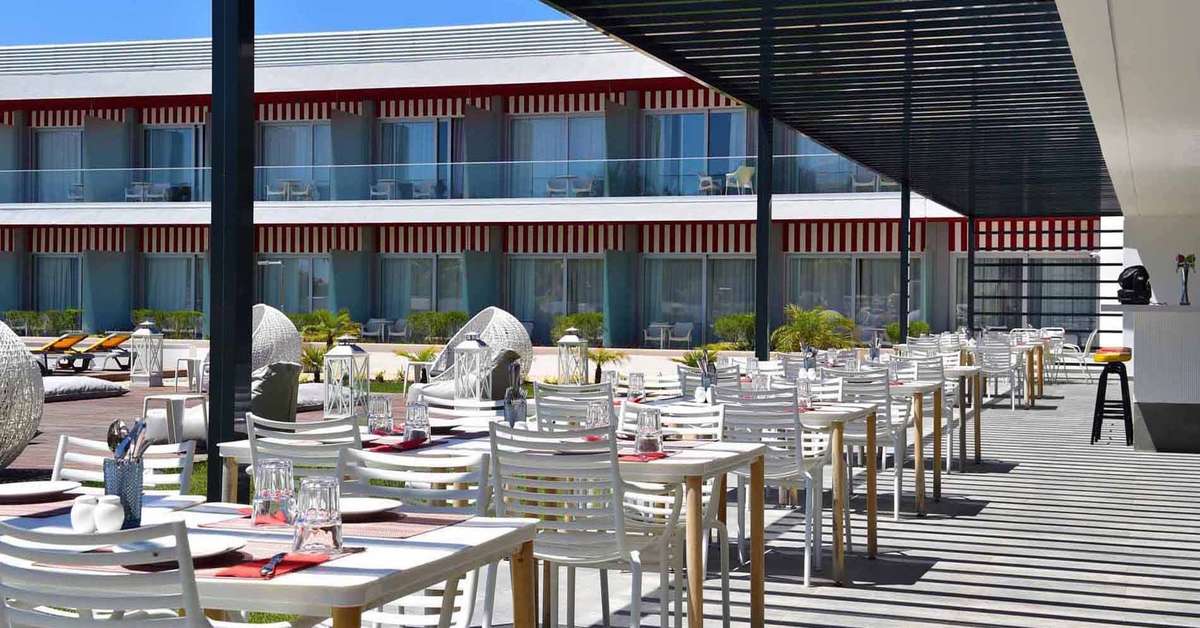 Ein Foto von der Terrasse im Pestana Alvor South Beach