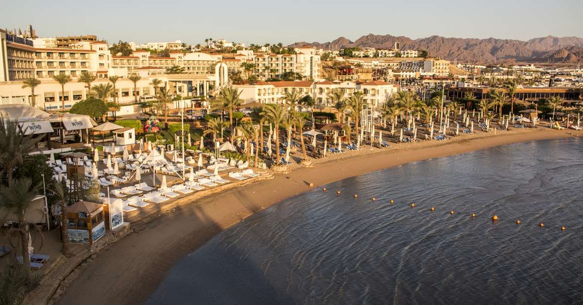 Een foto van het strand bij Naama Bay Hotel
