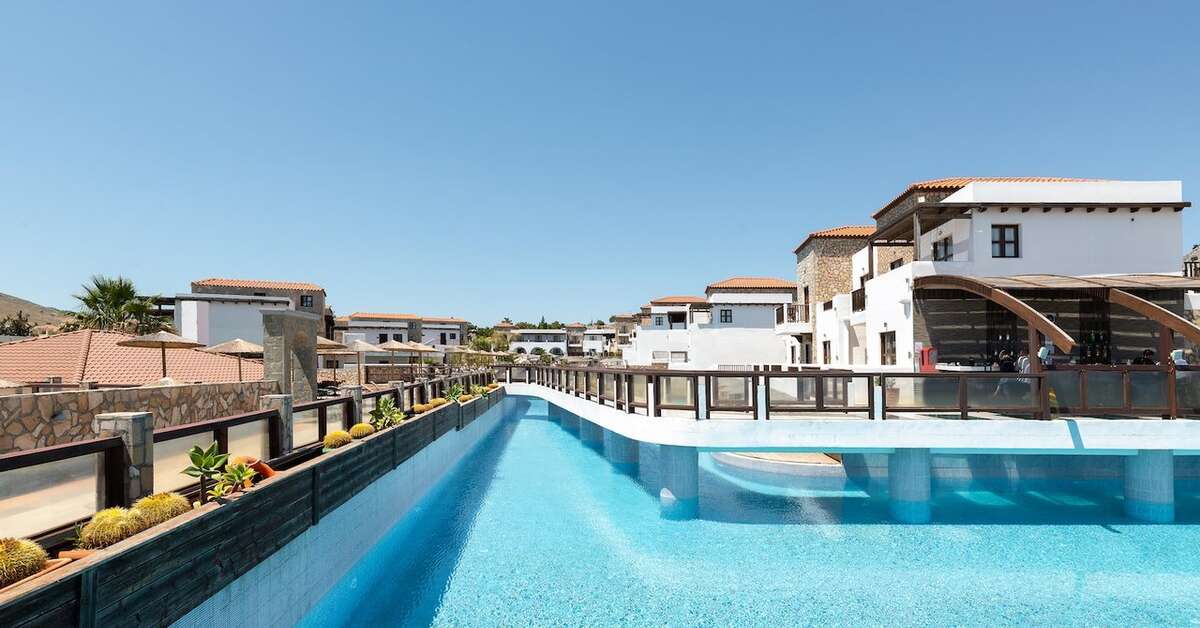 Een foto van het zwembad bij Costa Lindia Beach Resort