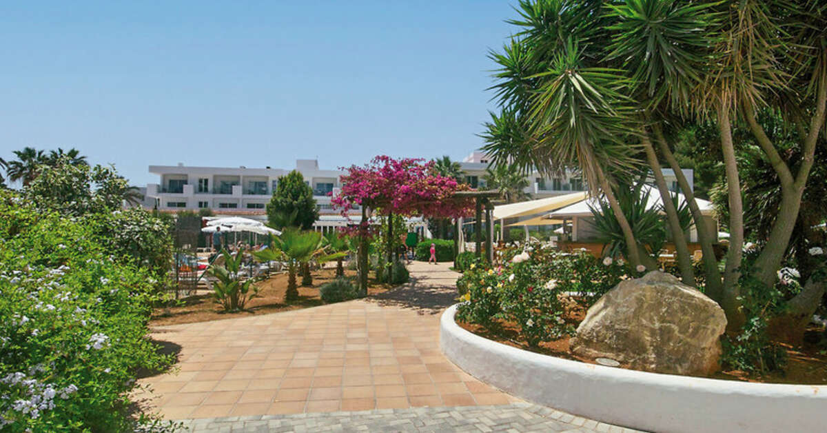 Een foto van het terras bij Balansat Resort