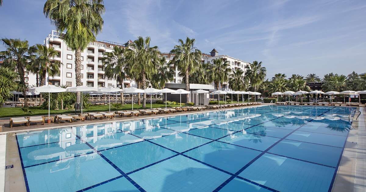 Een foto van het zwembad bij Royal Garden Beach Hotel