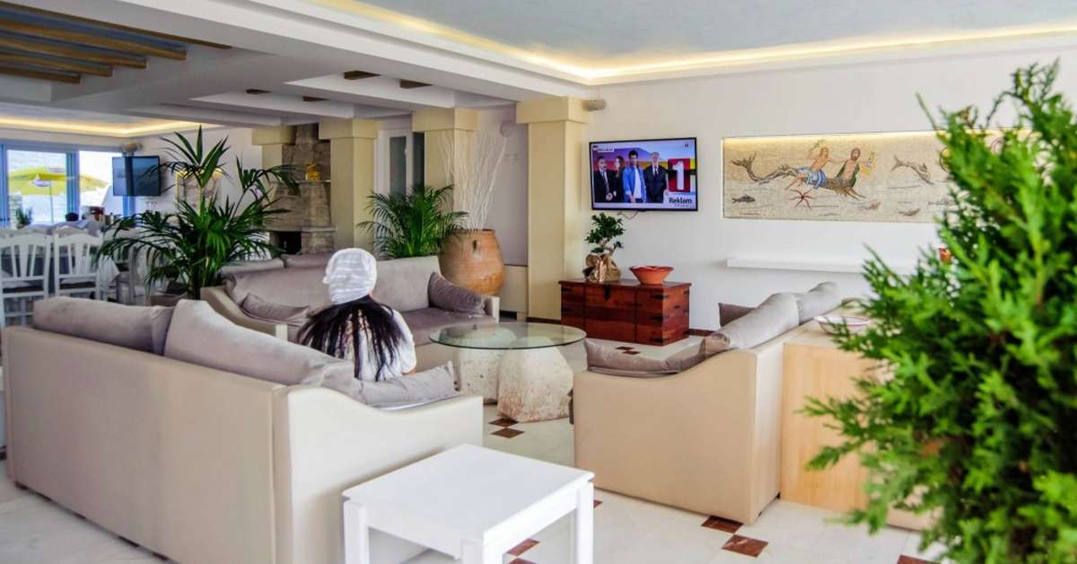 Een foto van het interieur van Erato Seaside Hotel