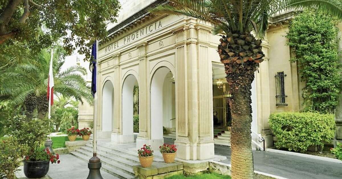 Een foto van de buitenkant van The Phoenicia Malta