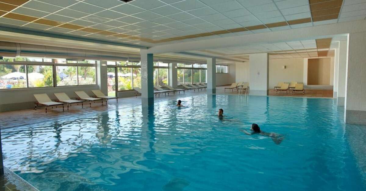 Een foto van het zwembad bij Alfagar Aparthotel