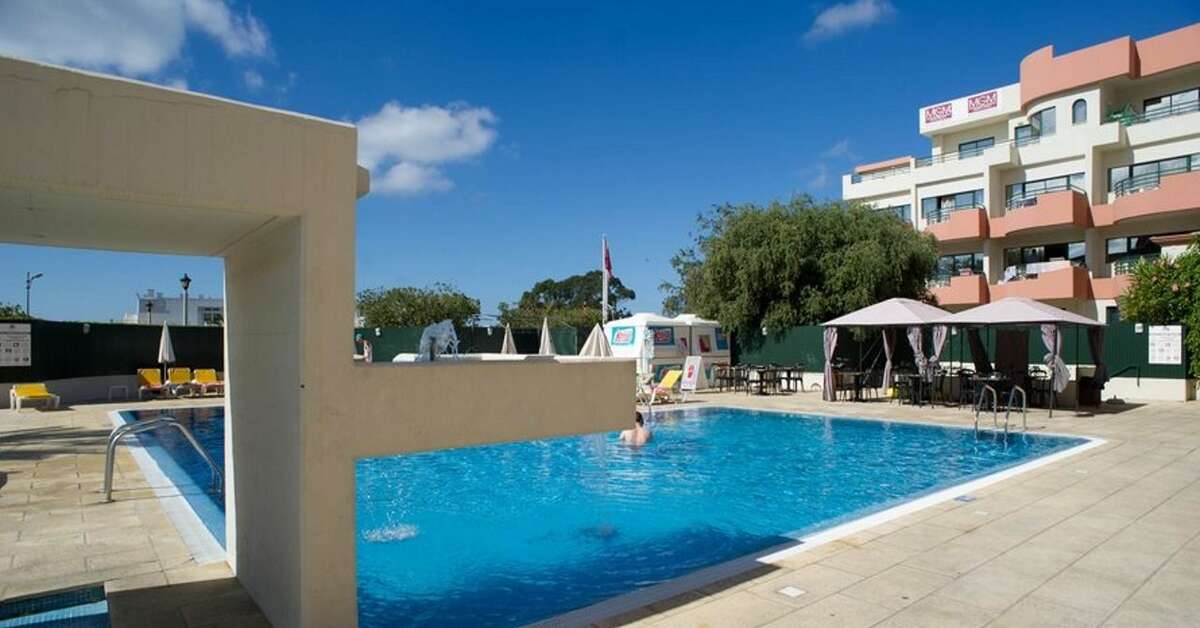Een foto van het zwembad bij Grand Muthu Forte da Oura