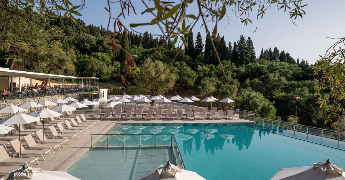 Een foto van het zwembad bij Aeolos Beach Resort