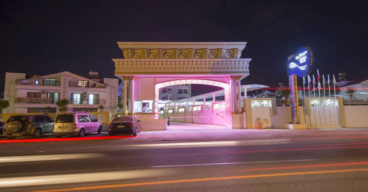 Een foto van de buitenkant van Maya World Park Hotel