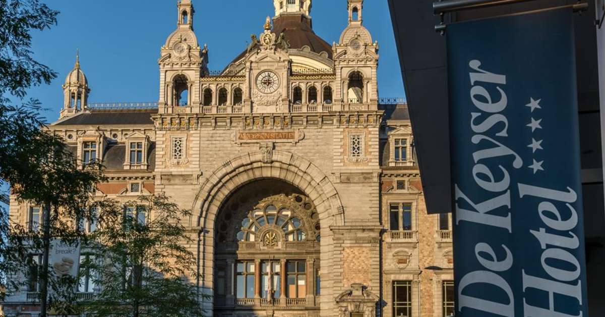 Een foto van de buitenkant van De Keyser Hotel
