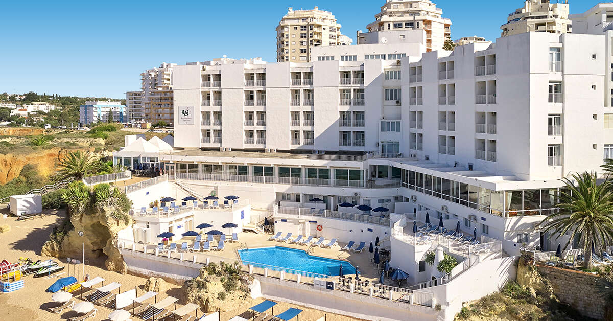 Een foto van de buitenkant van Holiday Inn Algarve Armacao de Pera
