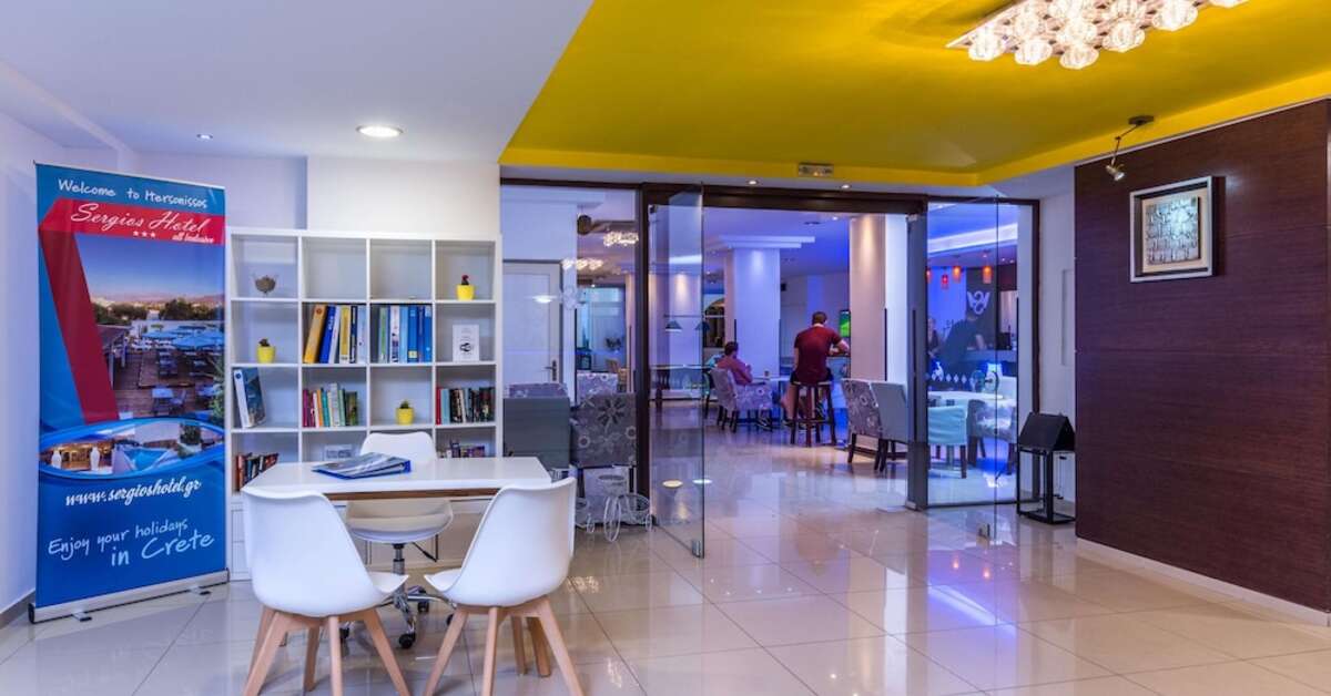 Een foto van het interieur van Sergios Hotel