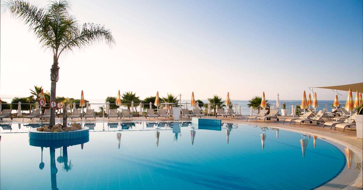 Een foto van het zwembad bij Asterias Beach Hotel