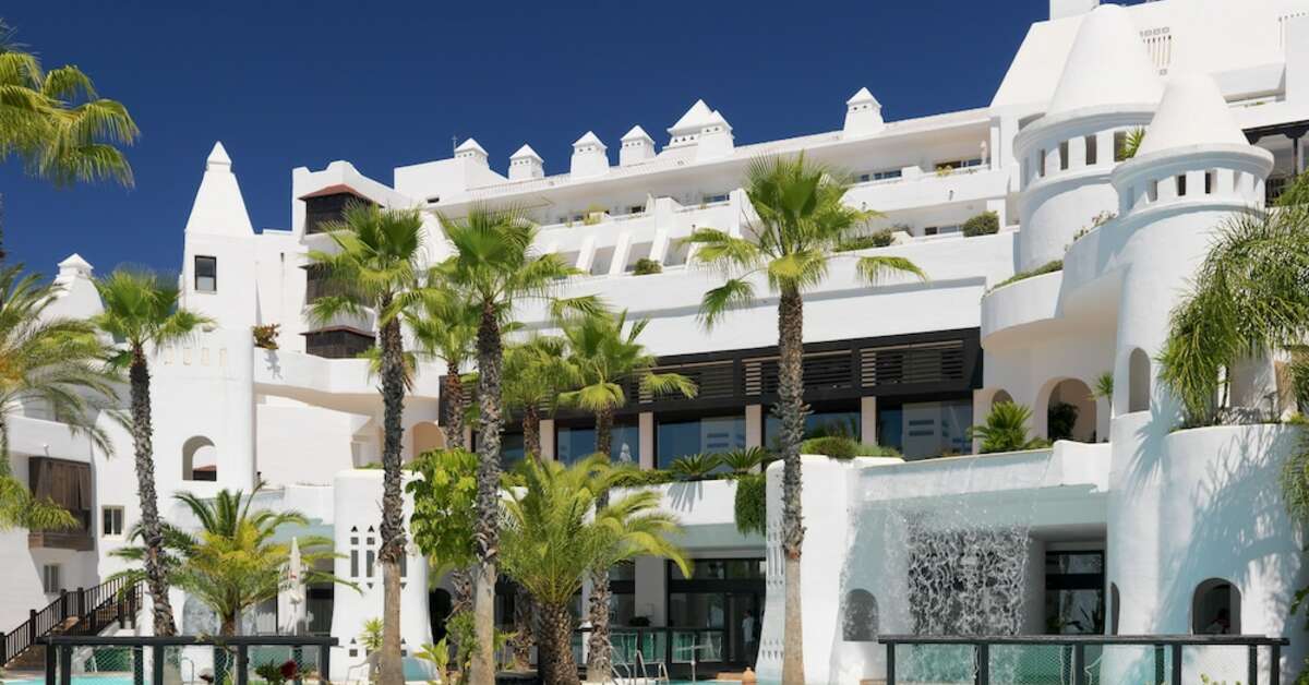 Een foto van het zwembad bij H10 Estepona Palace