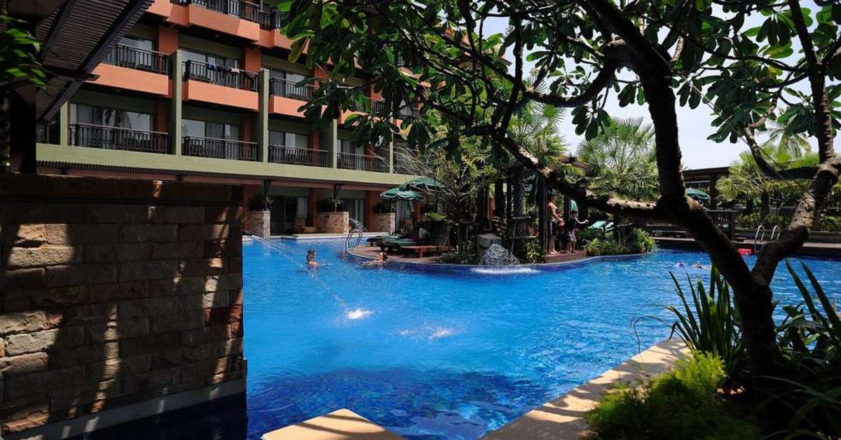 Een foto van het zwembad bij Courtyard Phuket Patong Beach Resort