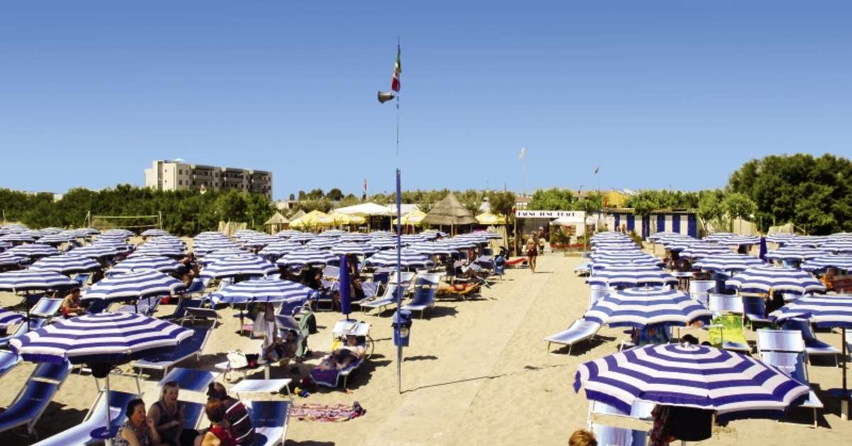 Een foto van het strand bij Long Beach Village