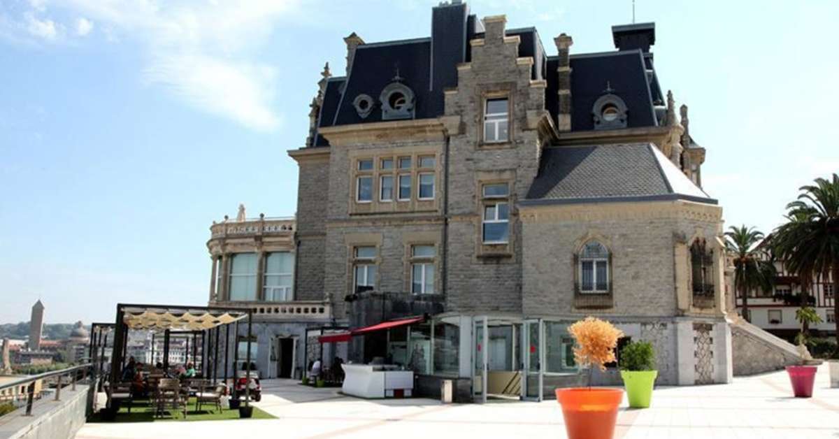 Een foto van de buitenkant van URH Palacio de Oriol Hotel