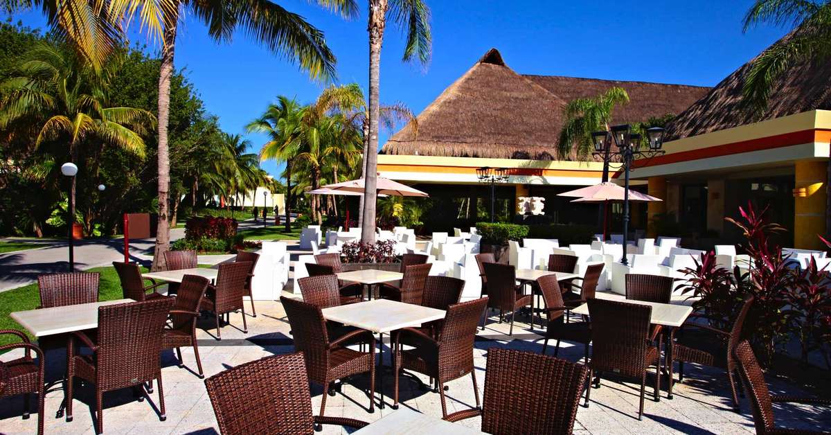 Een foto van het terras bij Grand Bahia Principe Coba