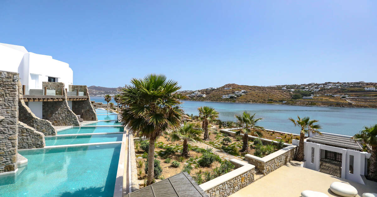 Een foto van het zwembad bij Aeonic Suites & Spa