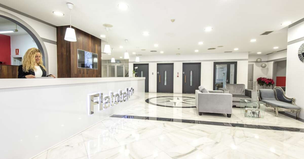 Een foto van het interieur van First Flatotel International