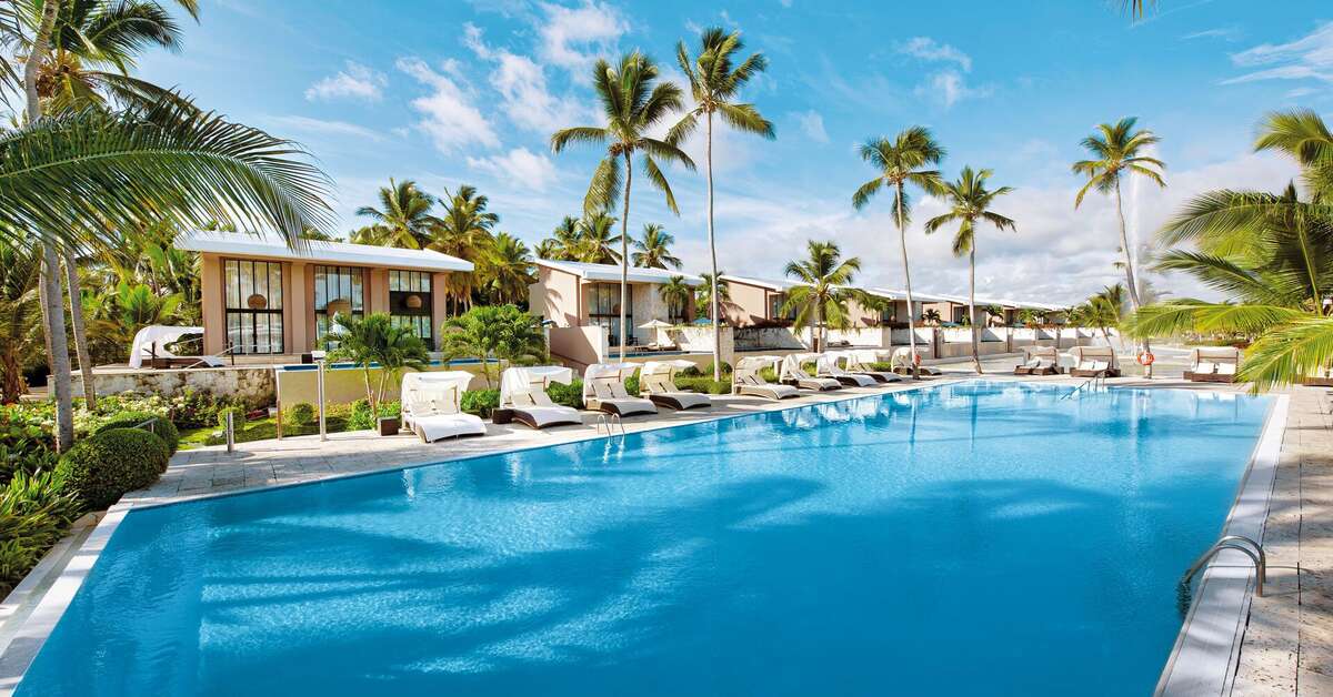 Een foto van het zwembad bij Hotel Catalonia Royal Bavaro