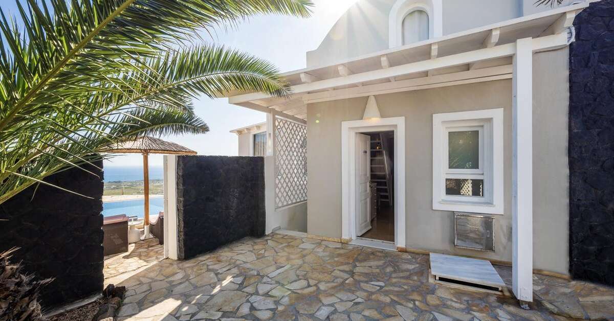 Een foto van de buitenkant van Smy Santorini Suites & Villas