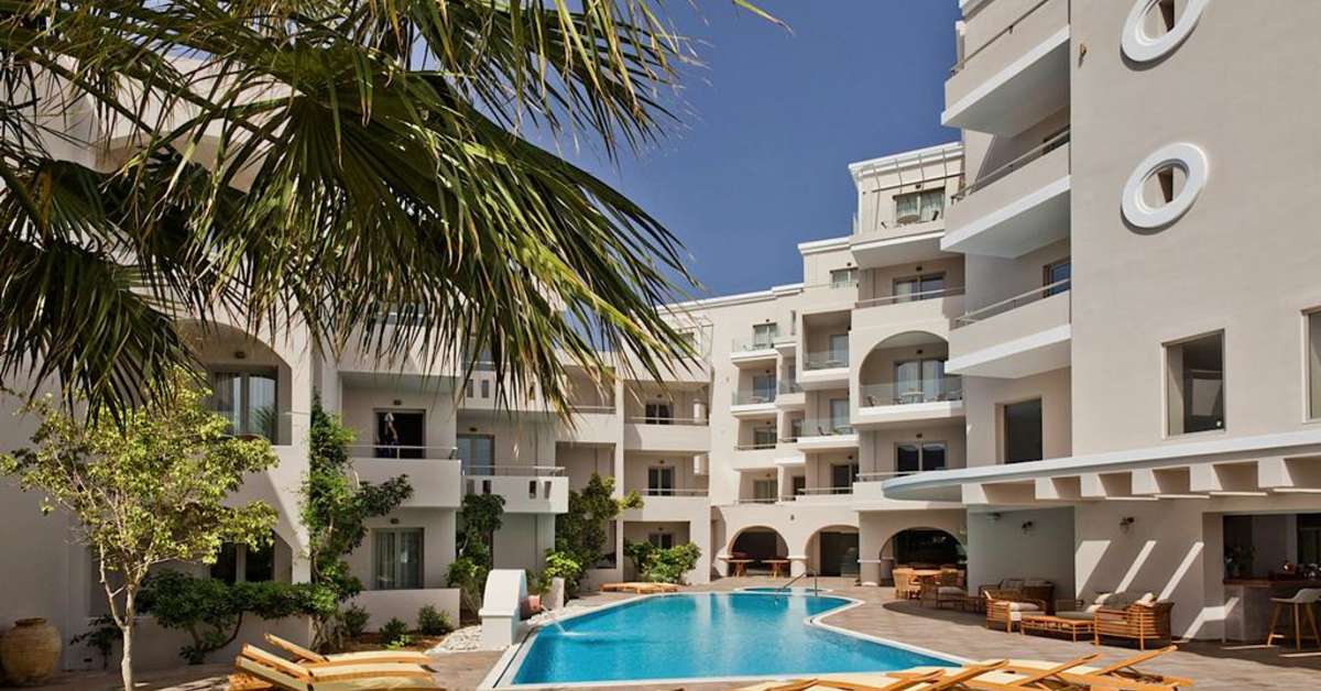 Een foto van het zwembad bij Parasol Luxury Suites