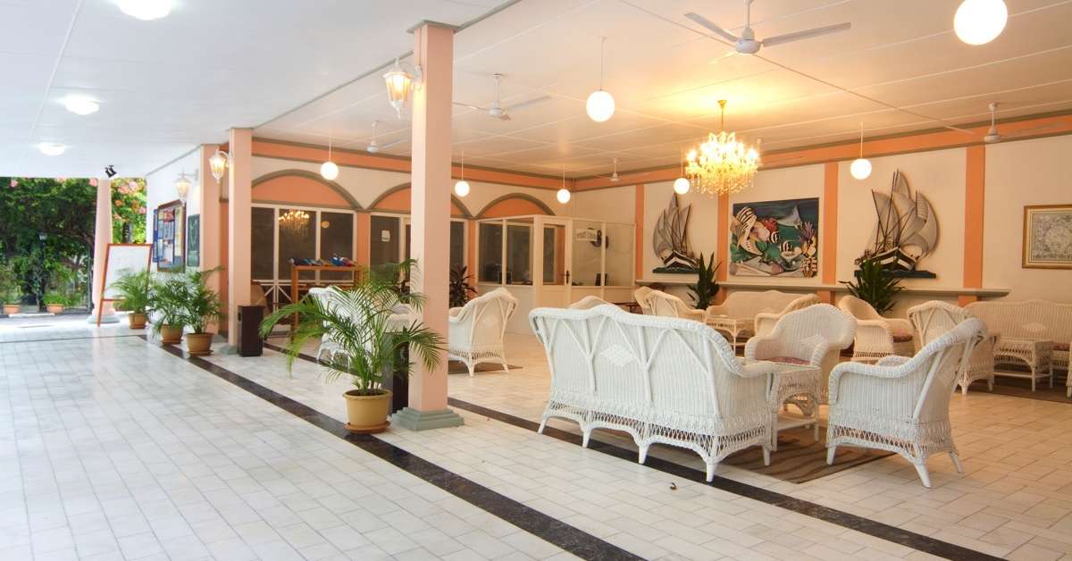 Een foto van het interieur van Equator Village
