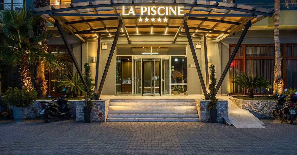 Een foto van de buitenkant van La Piscine Art Hotel