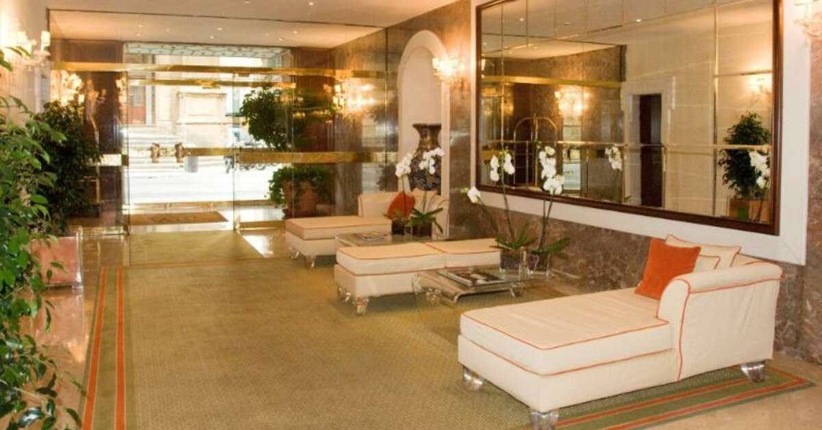Een foto van het interieur van De La Ville
