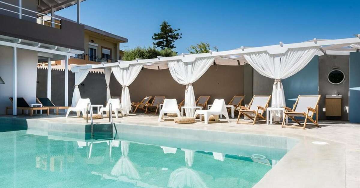 Een foto van het zwembad bij Anemos Suites