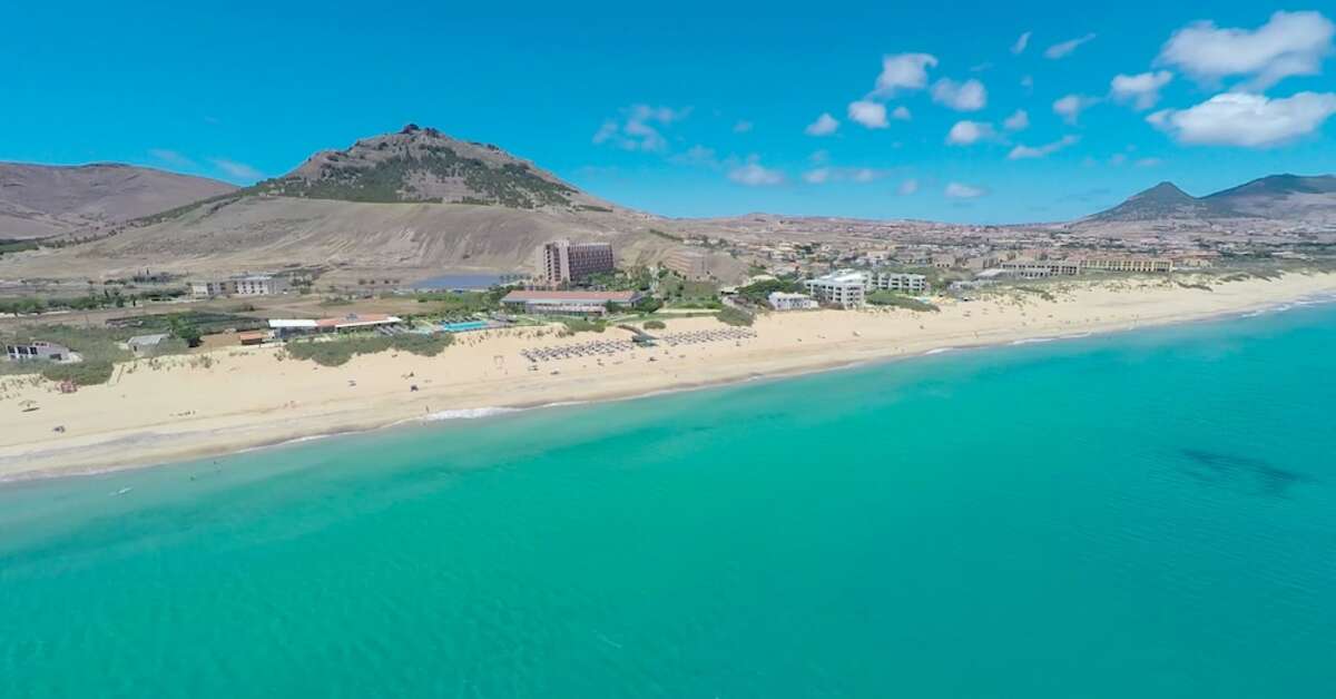 Een foto van het strand bij Vila Baleira Porto Santo Resort