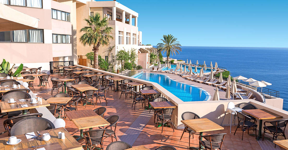 Een foto van het terras bij Athina Palace Resort & Spa