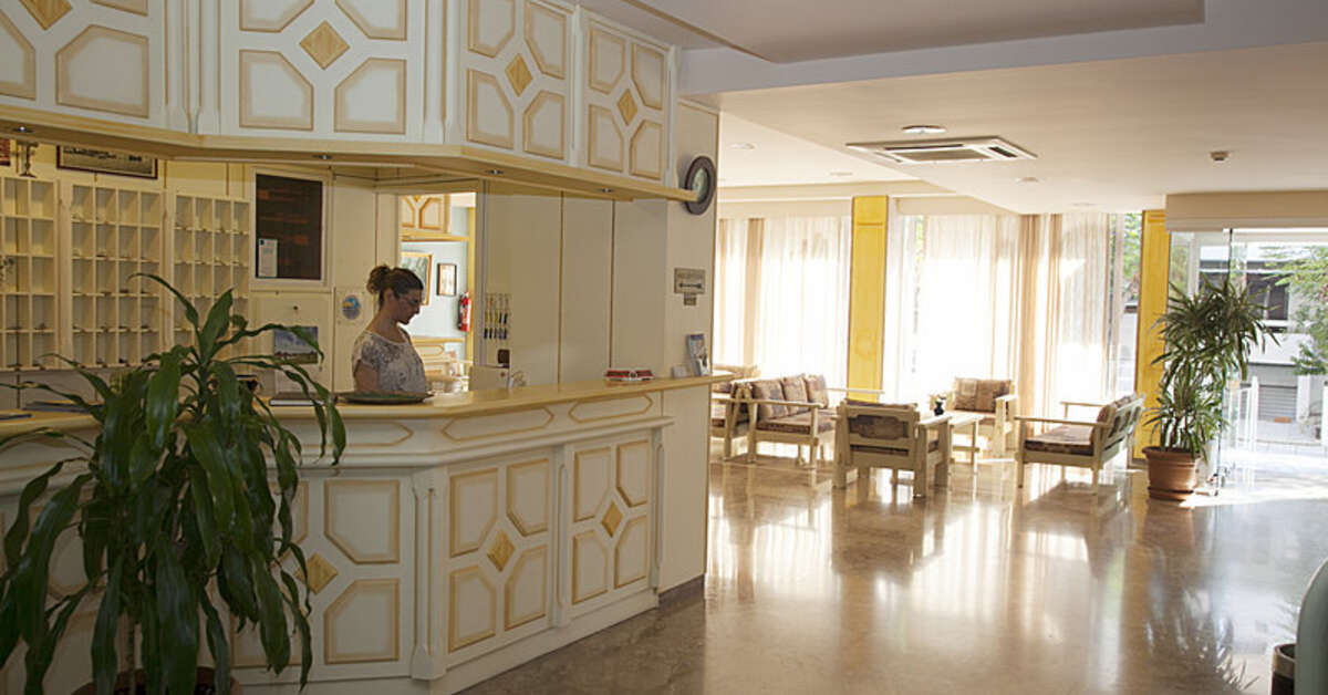 Een foto van het interieur van Theonia Hotel
